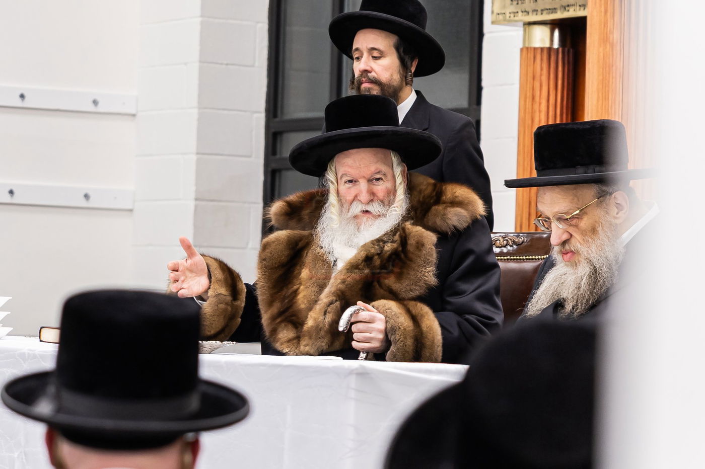 האדמו"ר מבאבוב בקידוש לבנה במתיבתא עץ חיים