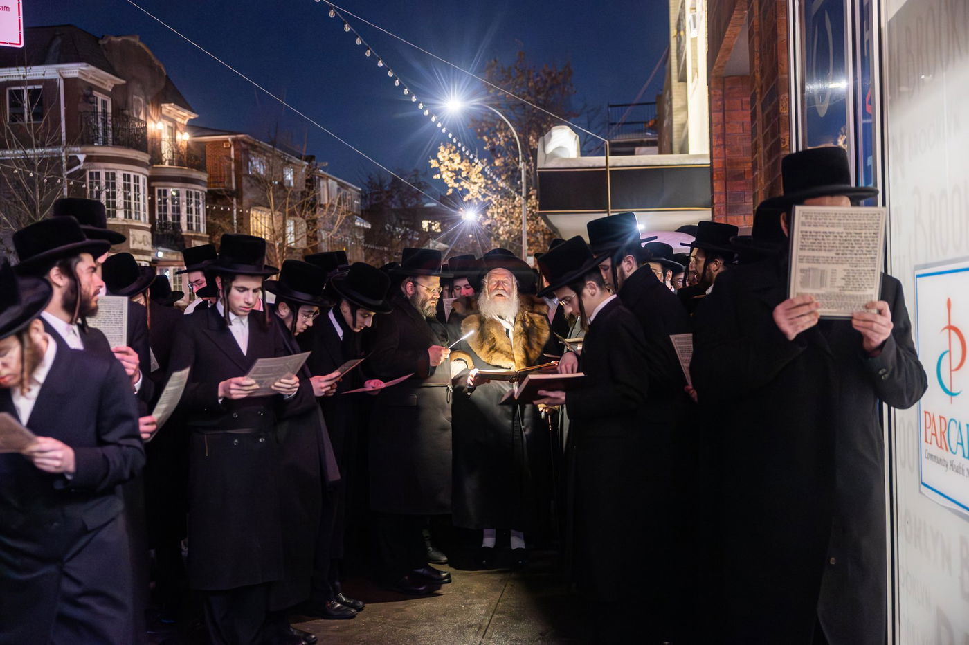 האדמו"ר מבאבוב בקידוש לבנה במתיבתא עץ חיים
