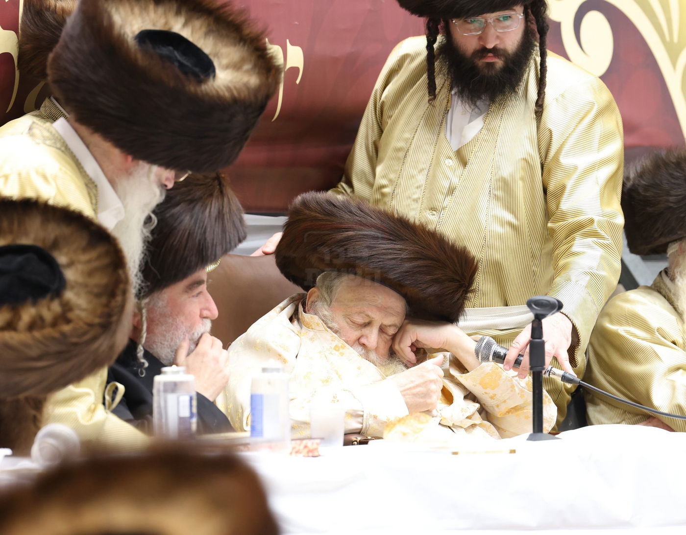 האדמו"ר מתולדות אברהם יצחק בהילולת בעל המתוק מדבש