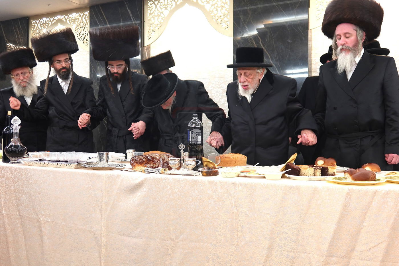 שמחת השבע ברכות בחצרות זוועהיל - טרעבישאן -פינסק קרלין