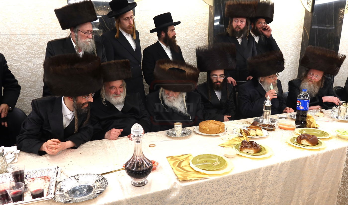 שמחת השבע ברכות בחצרות זוועהיל - טרעבישאן -פינסק קרלין