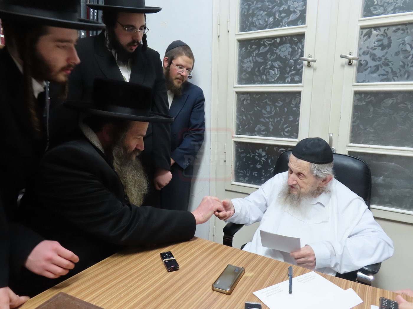 הגה"צ אב"ד קאלוב ביתר אצל הגר"ד לנדו