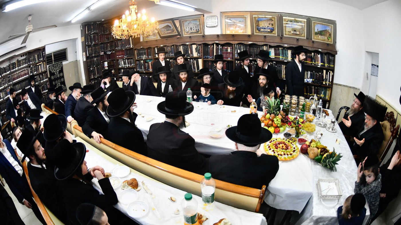 האדמו"ר מאנטניא בטיש ט"ו בשבט