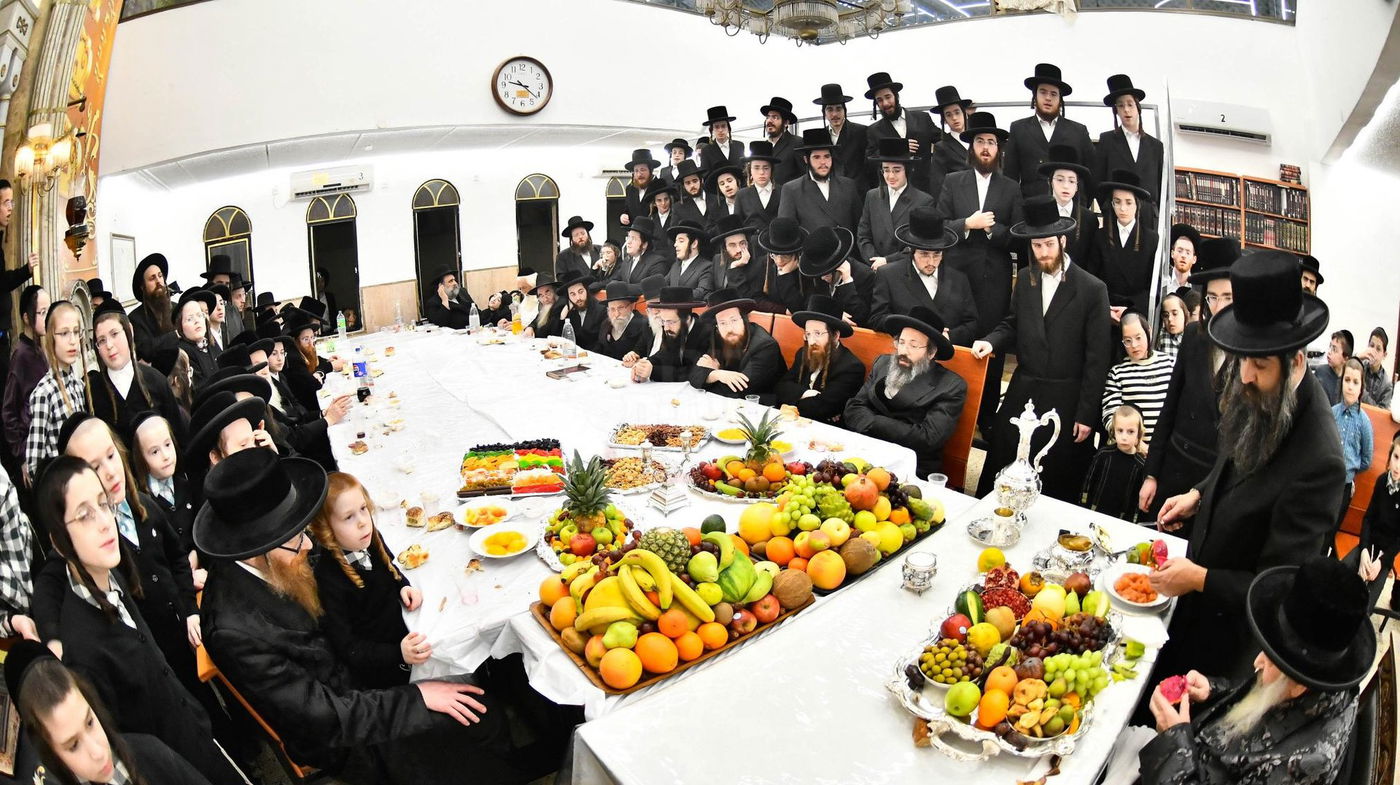 האדמו"ר מדעעש בעריכת השולחן לרגל ט"ו בשבט