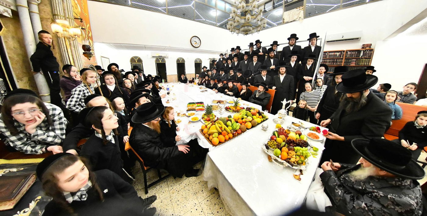 האדמו"ר מדעעש בעריכת השולחן לרגל ט"ו בשבט