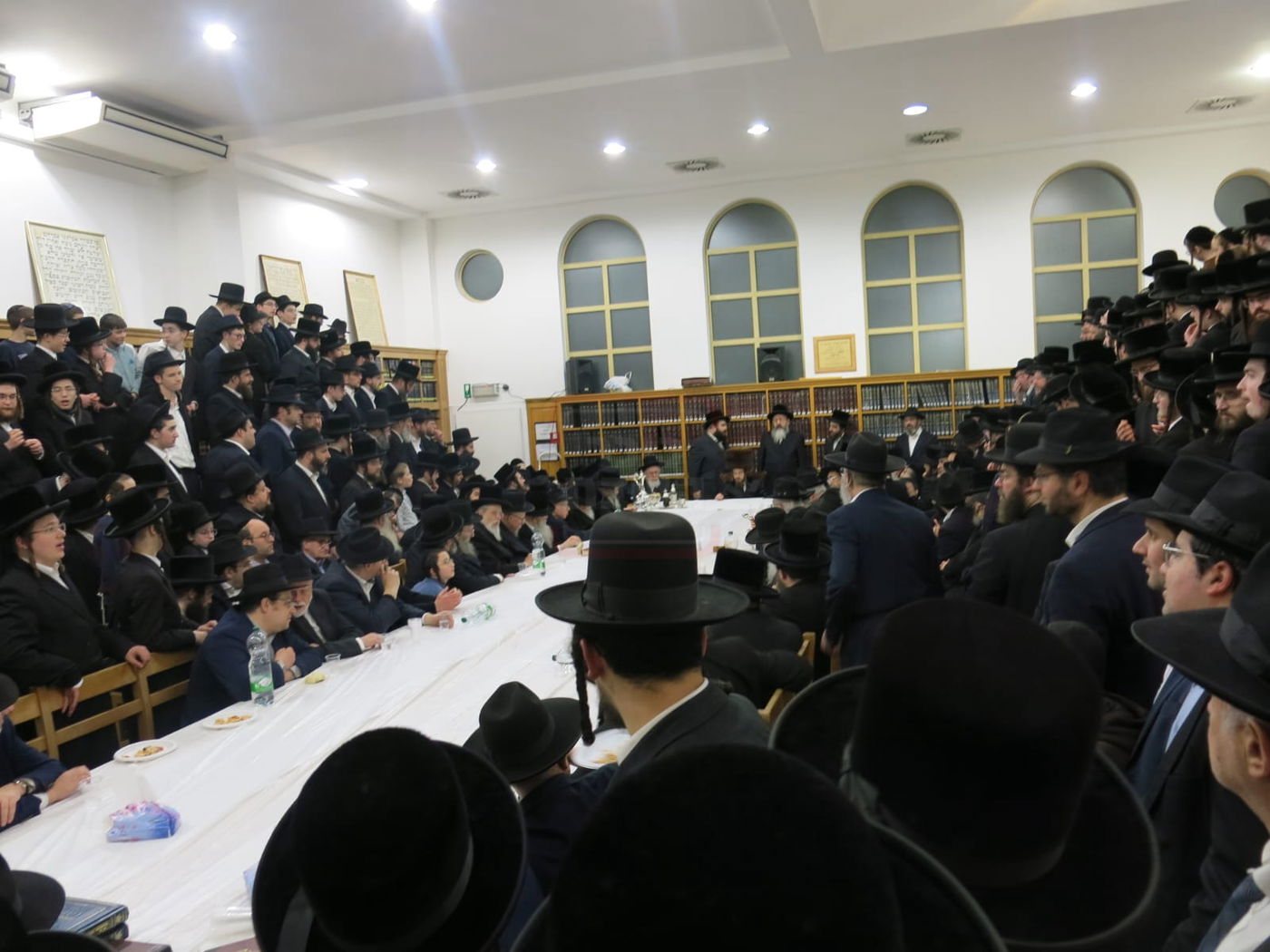 האדמו"ר מסאדיגורה בטיש ט"ו בשבט באנטווערפן