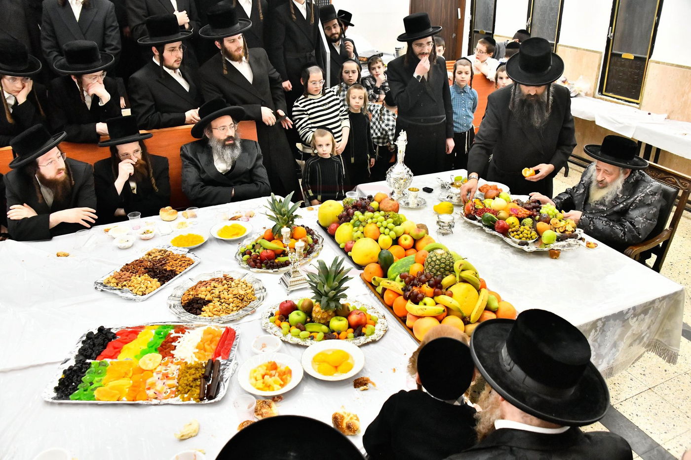 האדמו"ר מדעעש בעריכת השולחן לרגל ט"ו בשבט