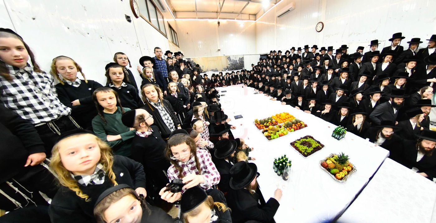 האדמו"ר מזוטשקא בטיש ט"ו בשבט