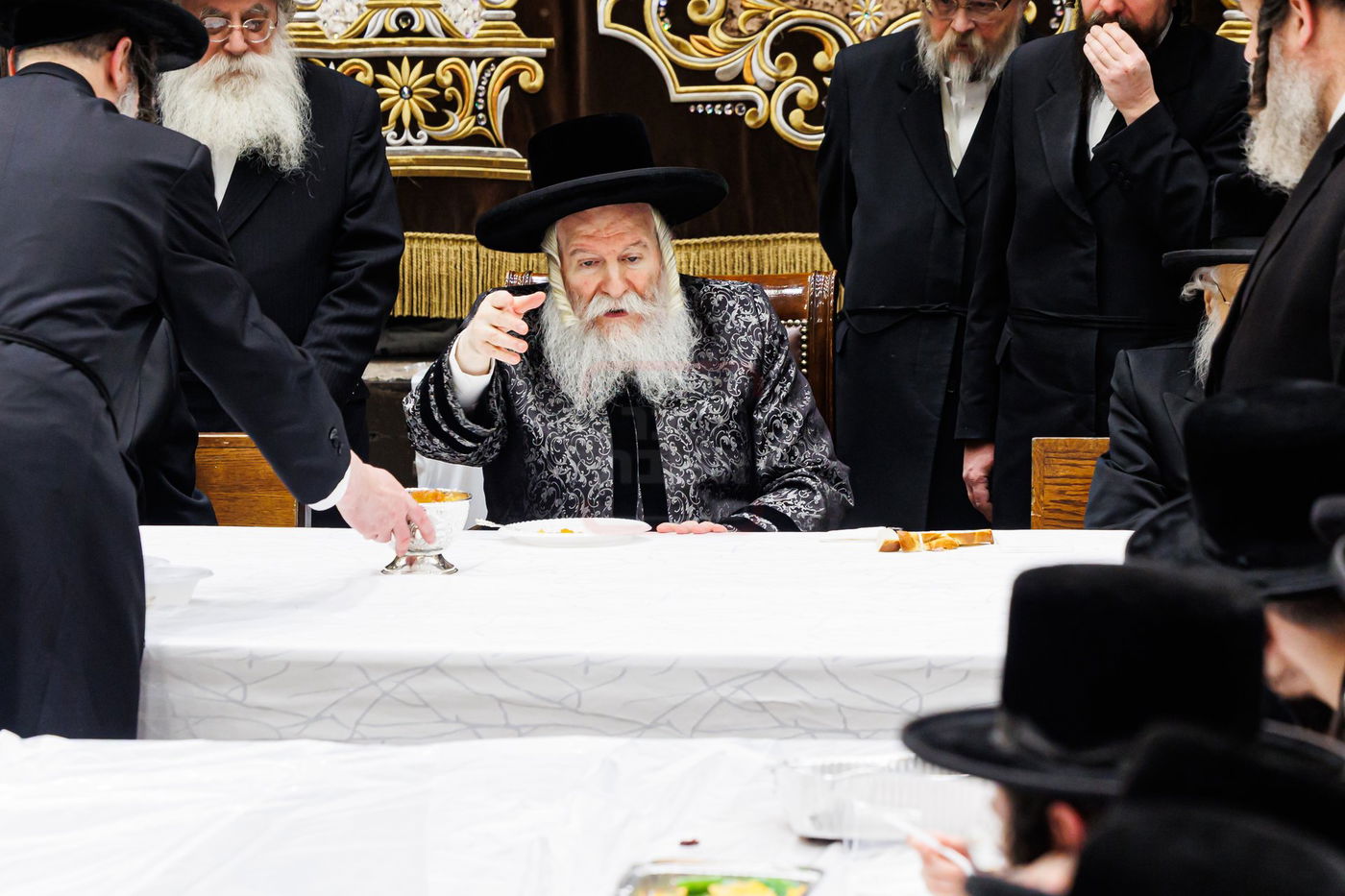 האדמו"ר מבאבוב בטיש ט"ו בשבט