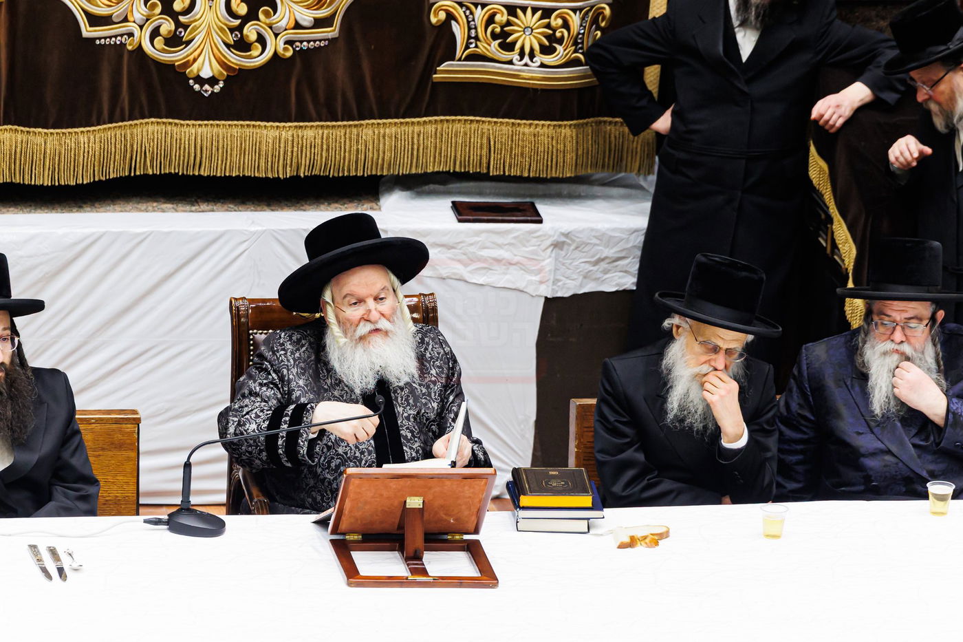 האדמו"ר מבאבוב בטיש ט"ו בשבט