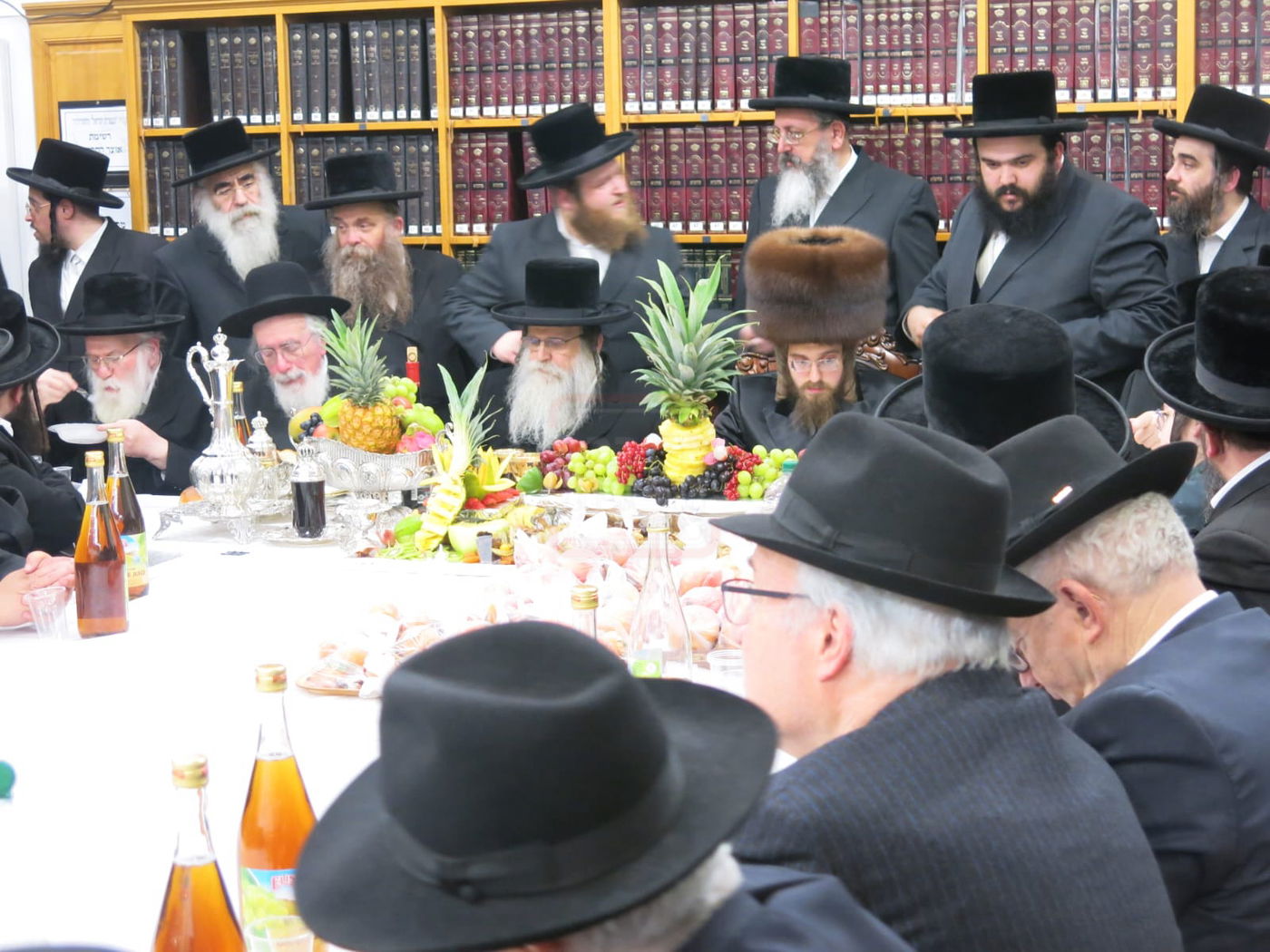 האדמו"ר מסאדיגורה בטיש ט"ו בשבט באנטווערפן