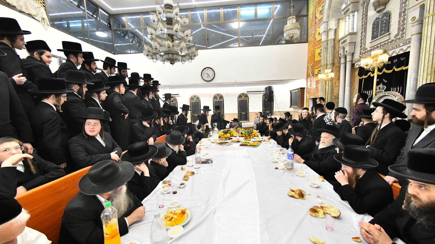 האדמו"ר מדעעש בעריכת השולחן לרגל ט"ו בשבט