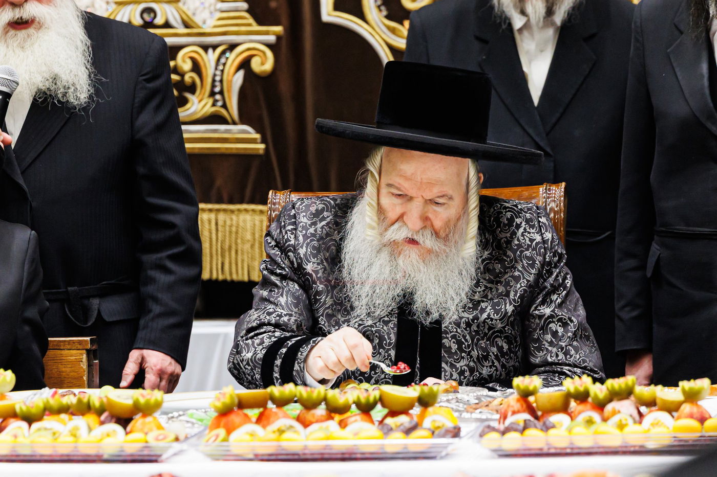 האדמו"ר מבאבוב בטיש ט"ו בשבט