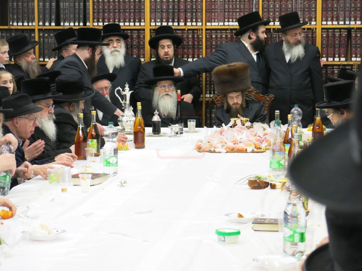 האדמו"ר מסאדיגורה בטיש ט"ו בשבט באנטווערפן