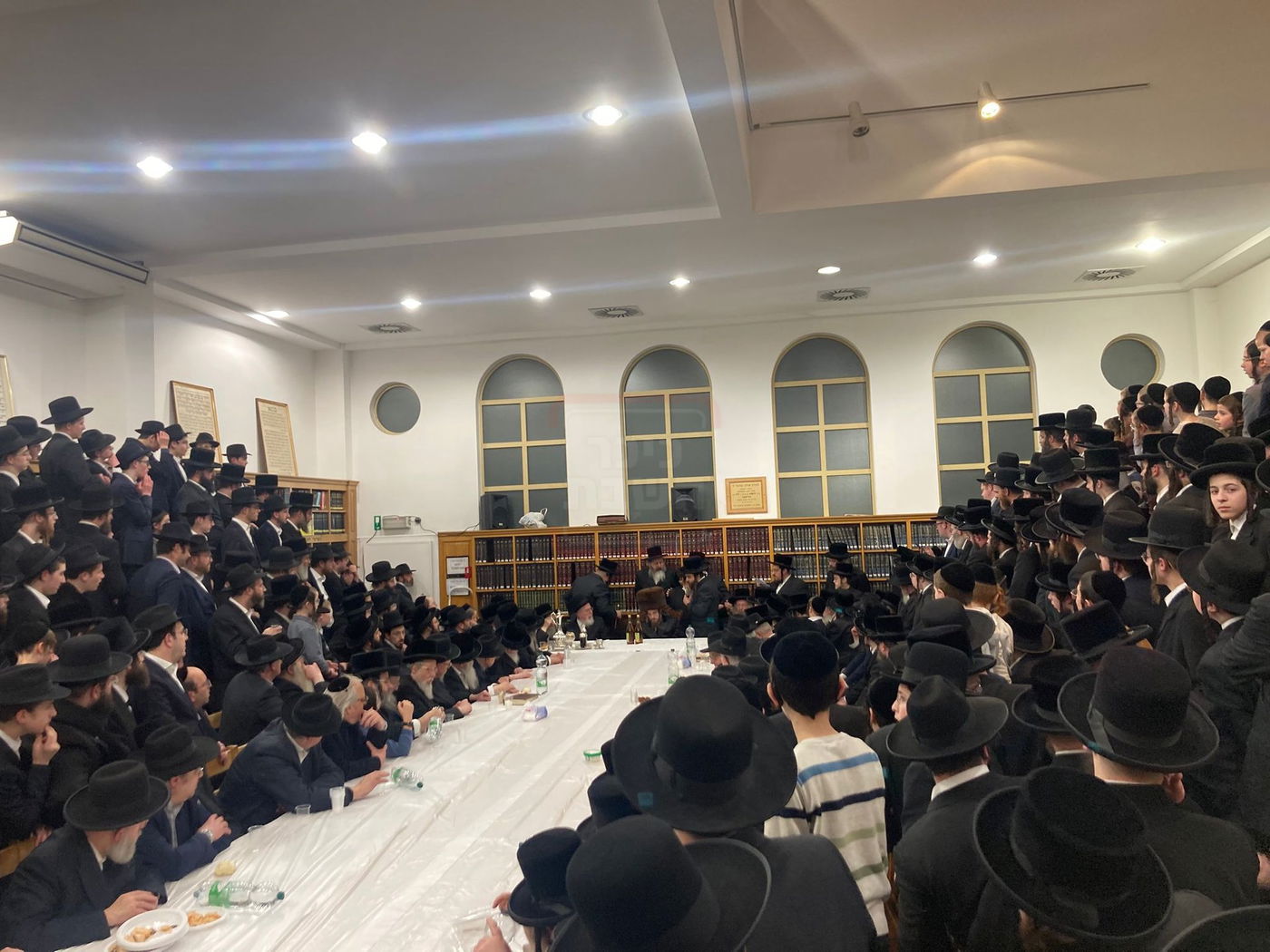 האדמו"ר מסאדיגורה בטיש ט"ו בשבט באנטווערפן