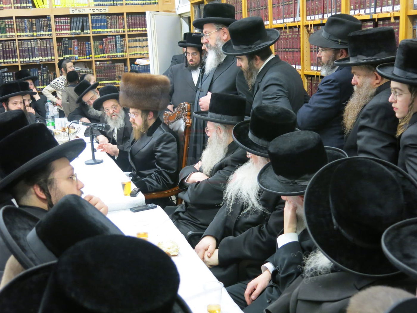 האדמו"ר מסאדיגורה בטיש ט"ו בשבט באנטווערפן