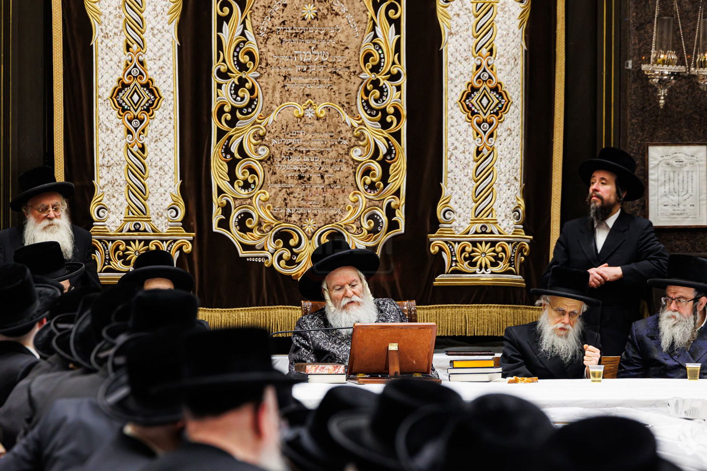 האדמו"ר מבאבוב בטיש ט"ו בשבט