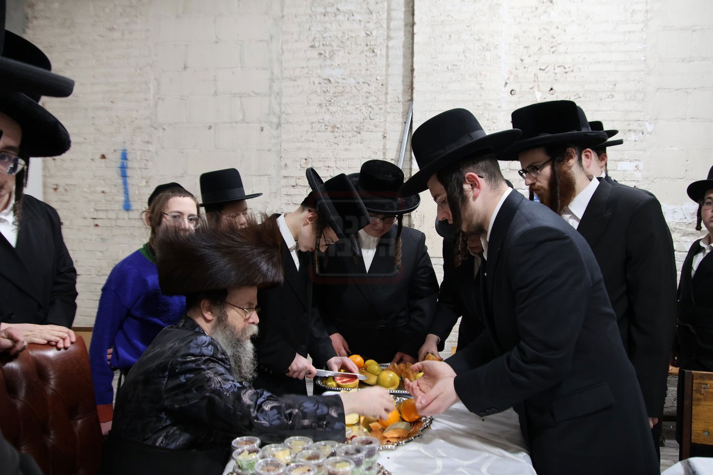 טיש ט"ו בשבט אצל האדמו"ר מקרעטשניף סיגעט וויליאמסבורג