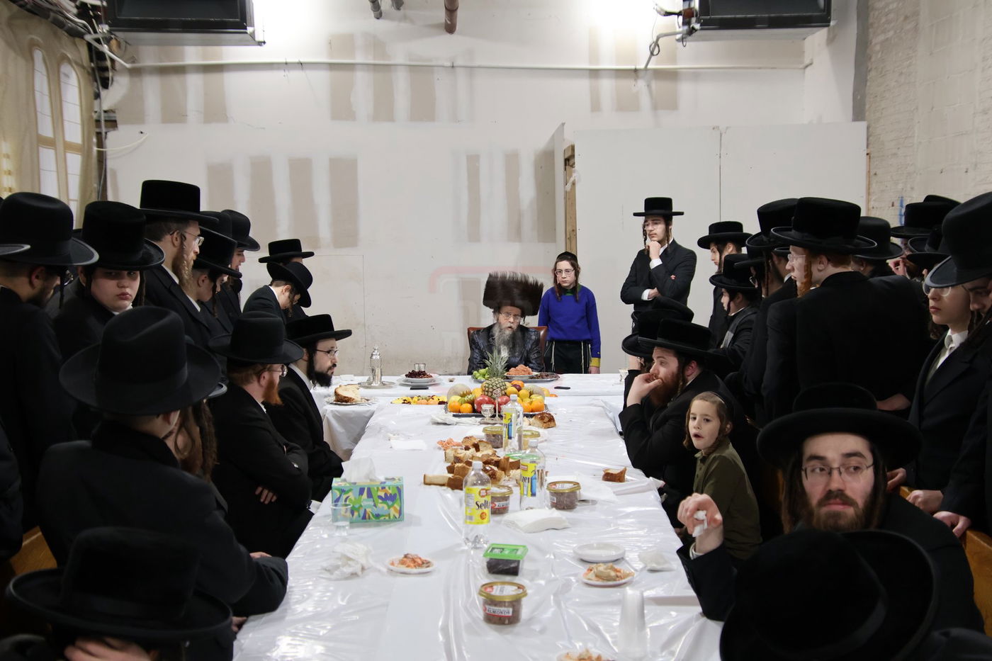 טיש ט"ו בשבט אצל האדמו"ר מקרעטשניף סיגעט וויליאמסבורג