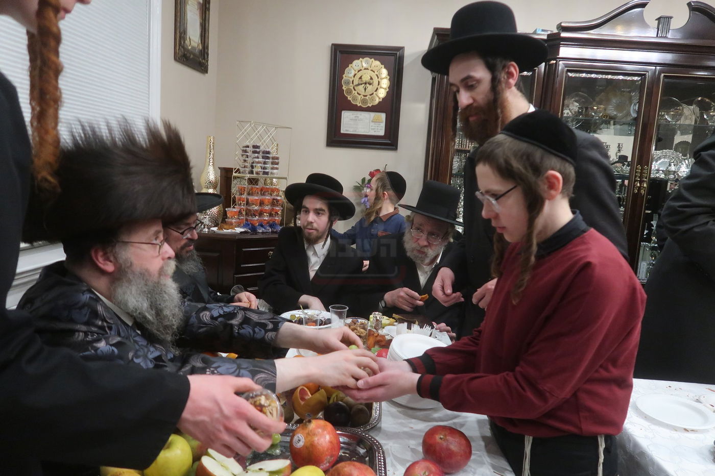 טיש במונרו של האדמו"ר מקרעטשניף סיגעט וויליאמסבורג