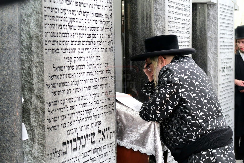 האדמו"ר מסאטמר בתפילה באוהל בית סאטמר