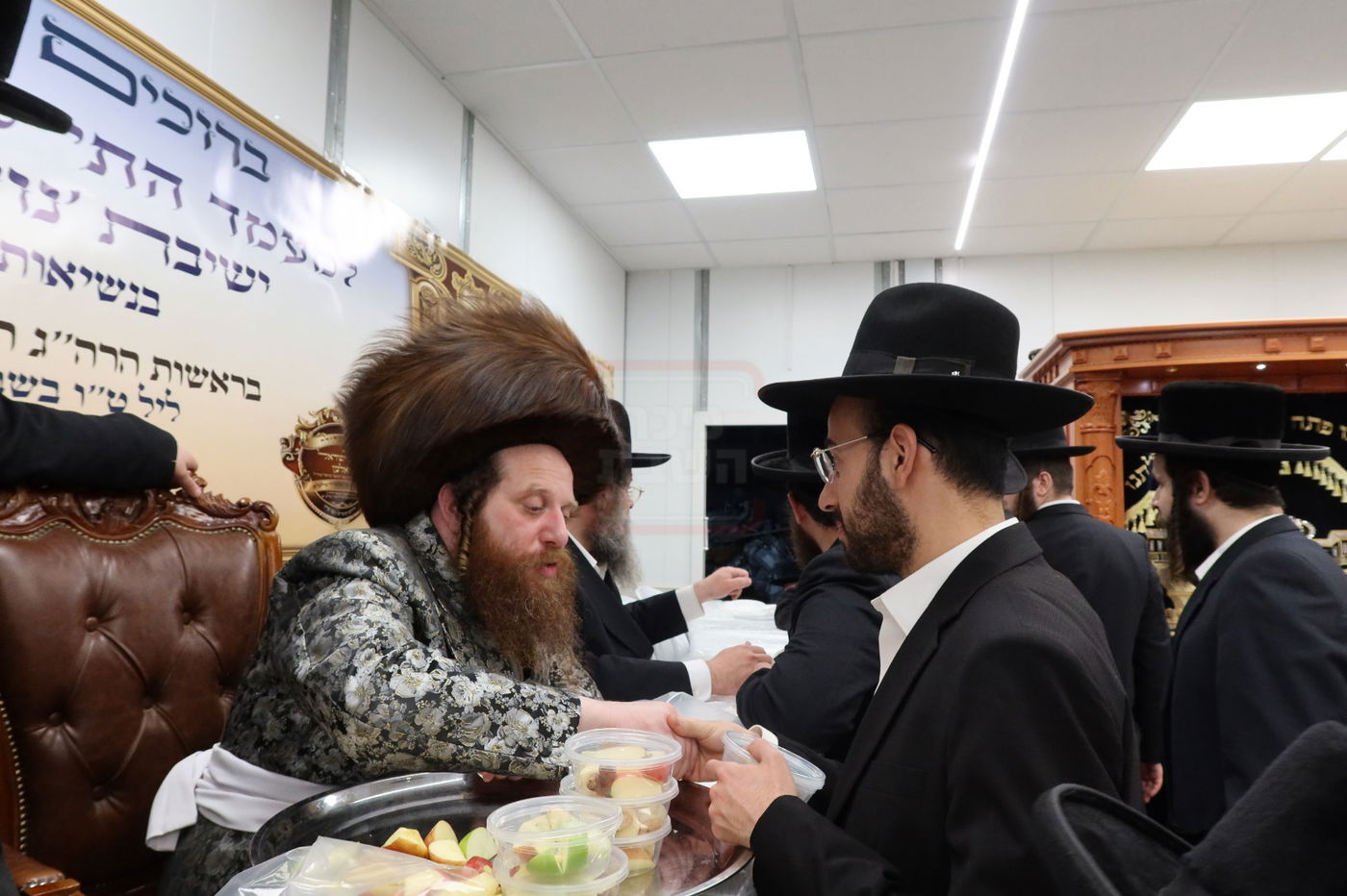 טיש ט"ו בשבט בחצה"ק מיאלען