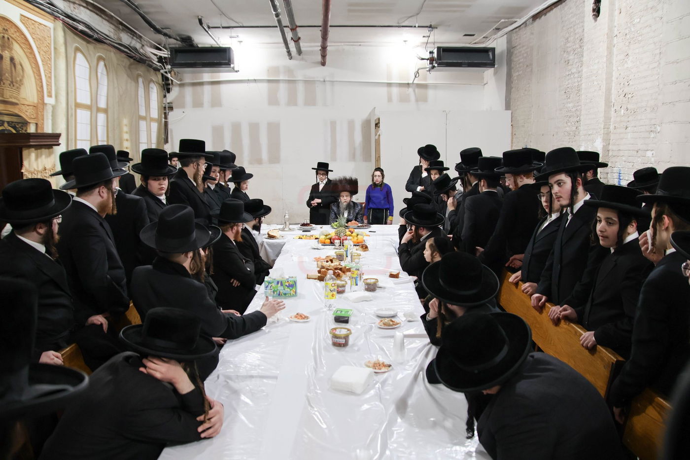 טיש ט"ו בשבט אצל האדמו"ר מקרעטשניף סיגעט וויליאמסבורג