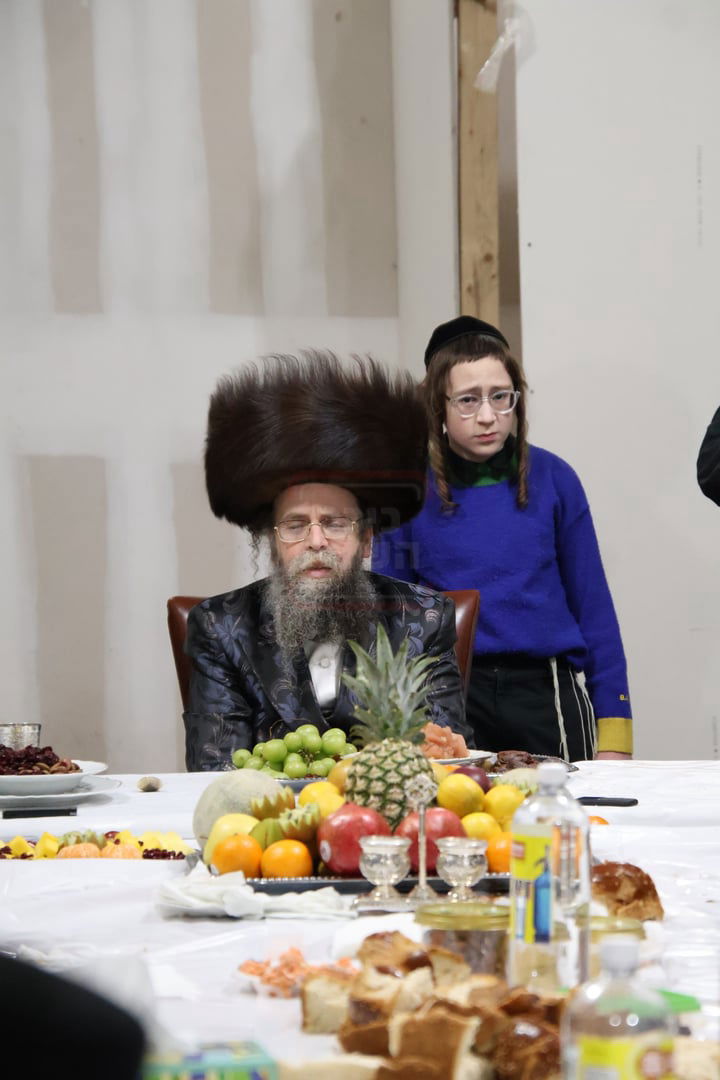 טיש ט"ו בשבט אצל האדמו"ר מקרעטשניף סיגעט וויליאמסבורג