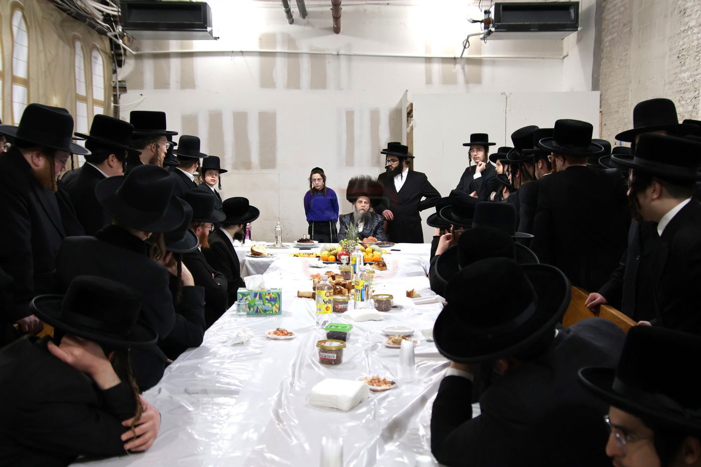 טיש ט"ו בשבט אצל האדמו"ר מקרעטשניף סיגעט וויליאמסבורג