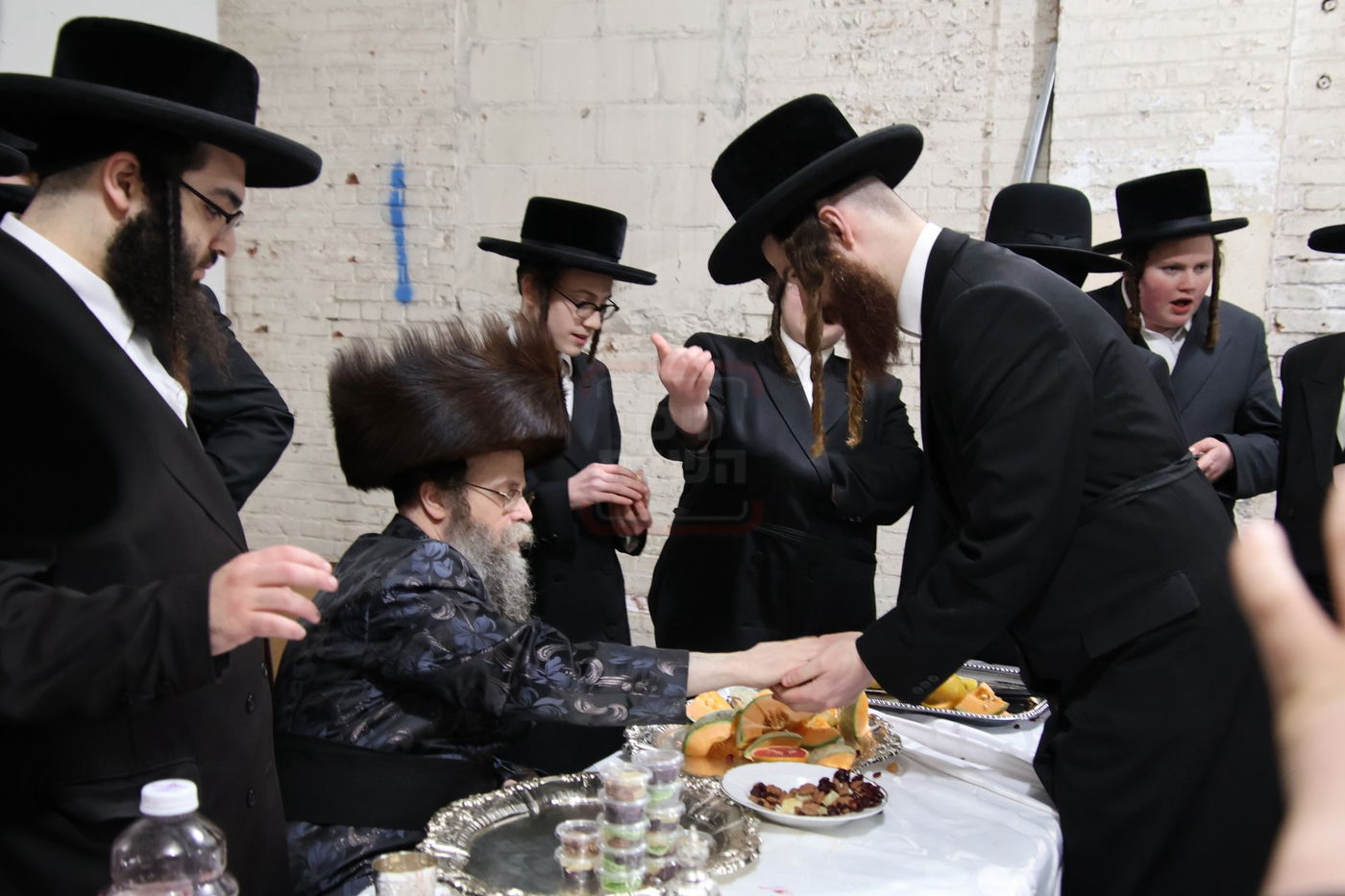 טיש ט"ו בשבט אצל האדמו"ר מקרעטשניף סיגעט וויליאמסבורג