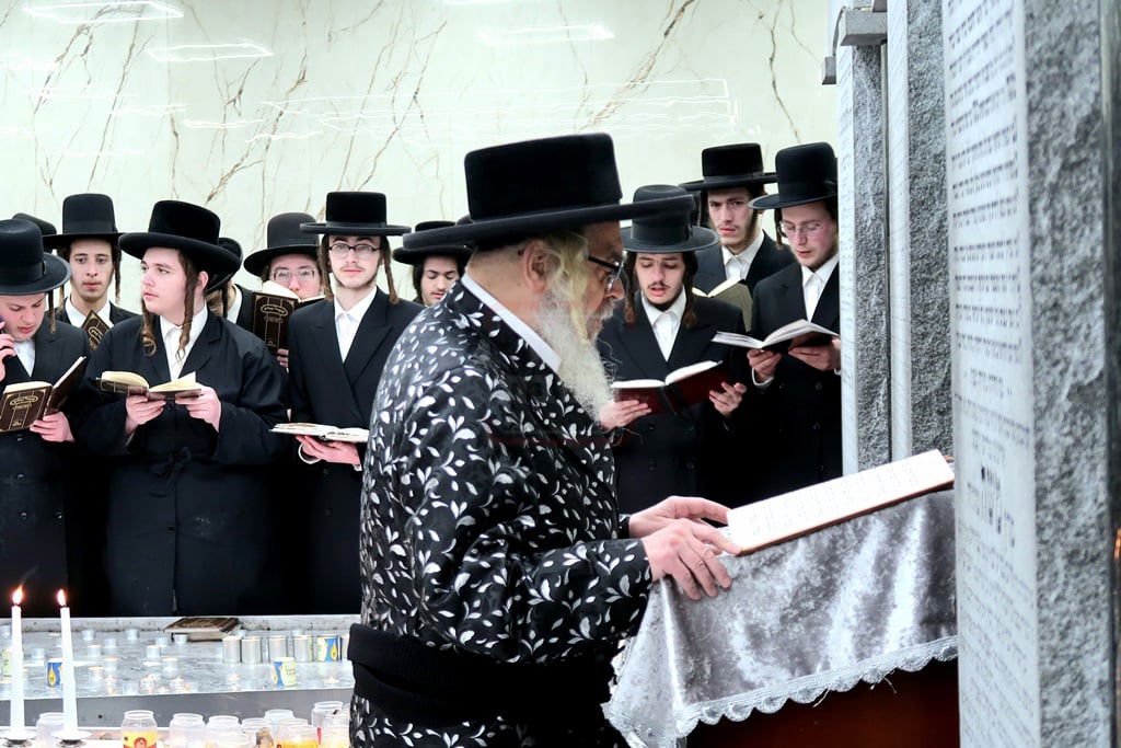 האדמו"ר מסאטמר בתפילה באוהל בית סאטמר