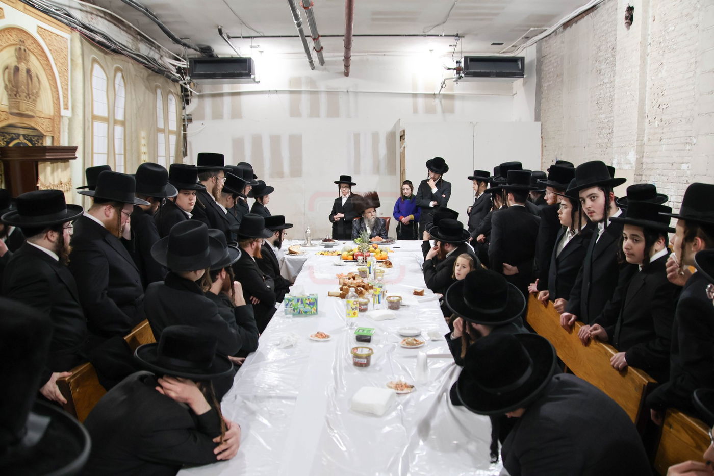 טיש ט"ו בשבט אצל האדמו"ר מקרעטשניף סיגעט וויליאמסבורג