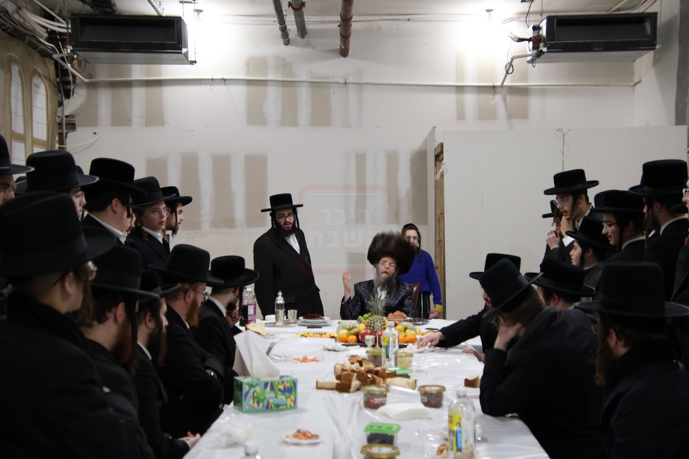 טיש ט"ו בשבט אצל האדמו"ר מקרעטשניף סיגעט וויליאמסבורג