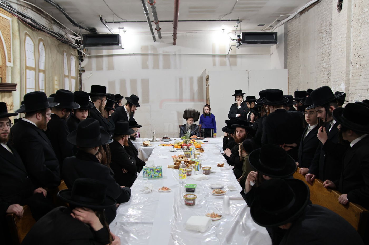 טיש ט"ו בשבט אצל האדמו"ר מקרעטשניף סיגעט וויליאמסבורג