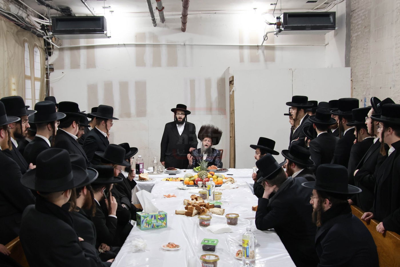 טיש ט"ו בשבט אצל האדמו"ר מקרעטשניף סיגעט וויליאמסבורג