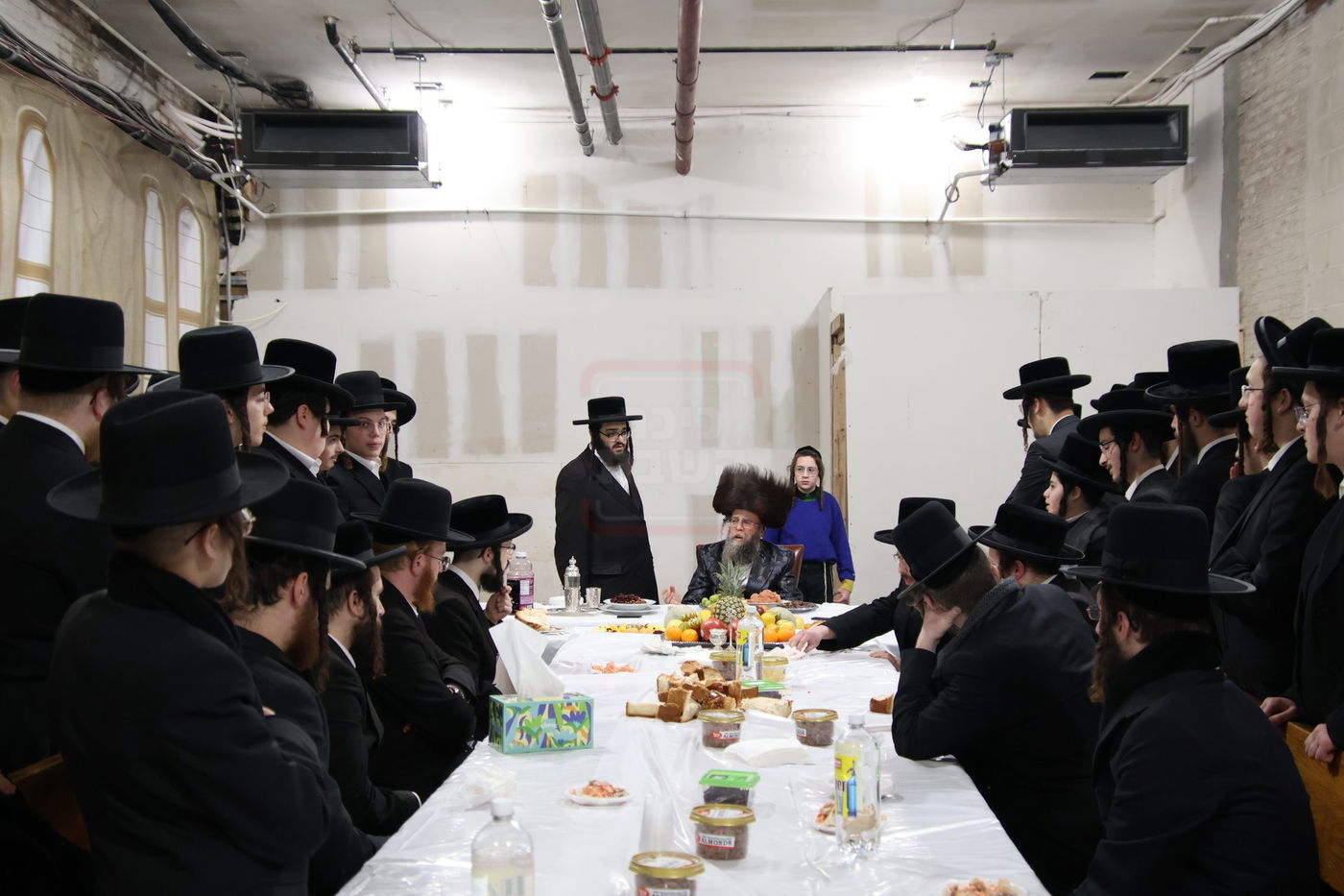 טיש ט"ו בשבט אצל האדמו"ר מקרעטשניף סיגעט וויליאמסבורג