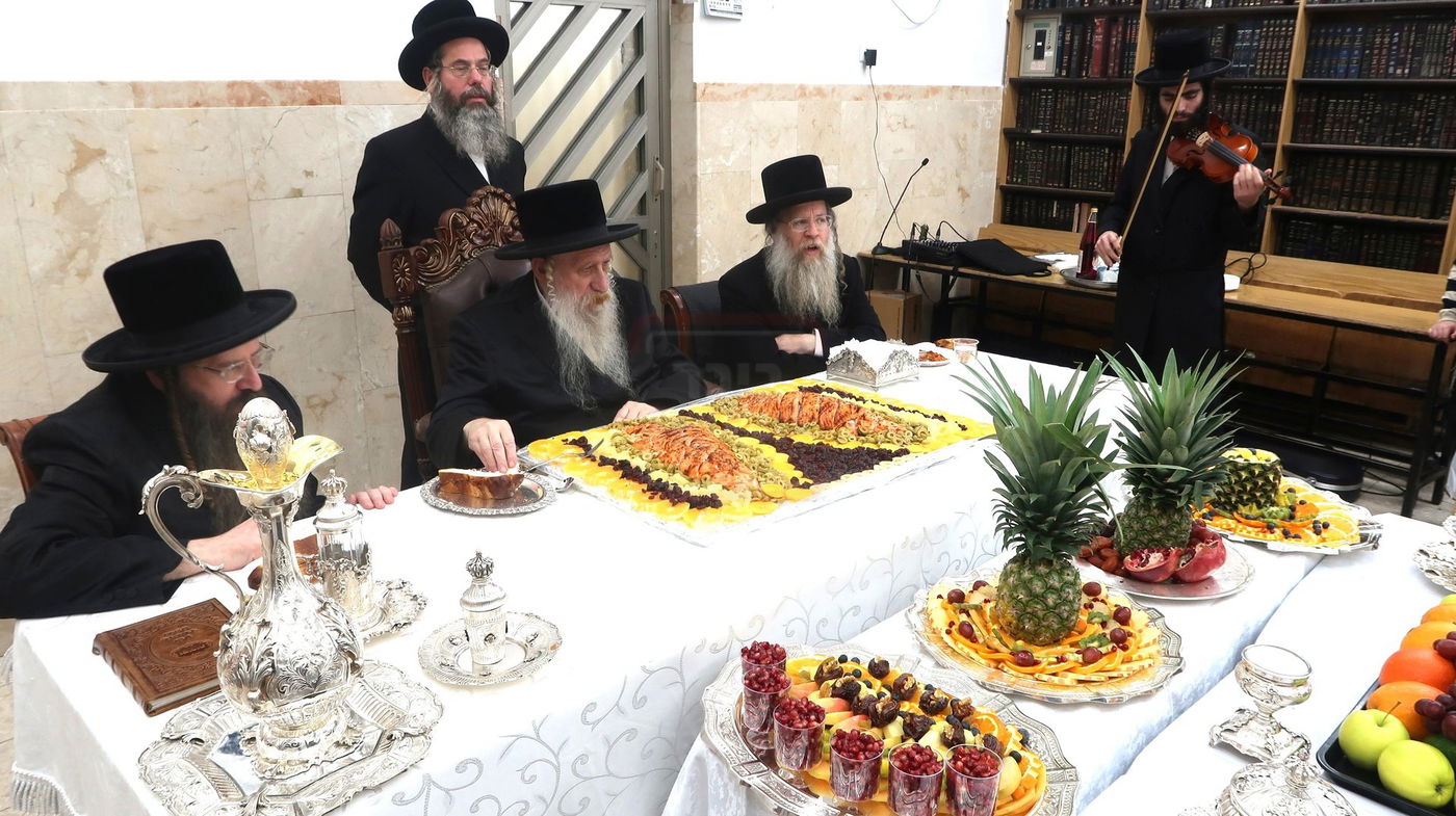 ט"ו בשבט בחצה"ק טשארנאביל 