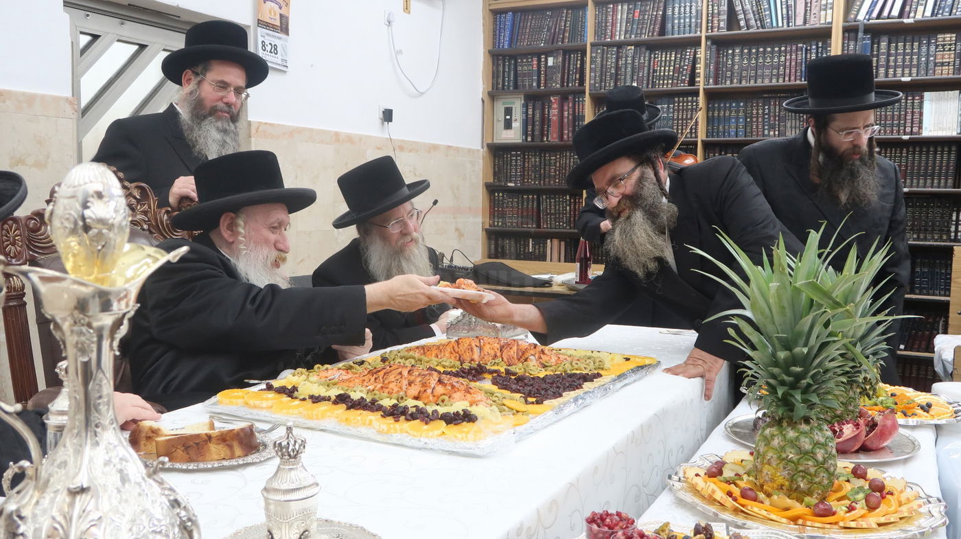 ט"ו בשבט בחצה"ק טשארנאביל 