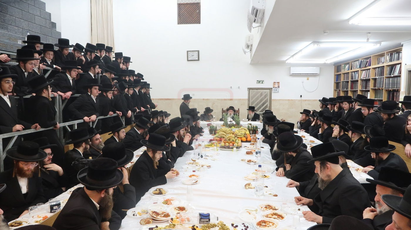 ט"ו בשבט בחצה"ק טשארנאביל 