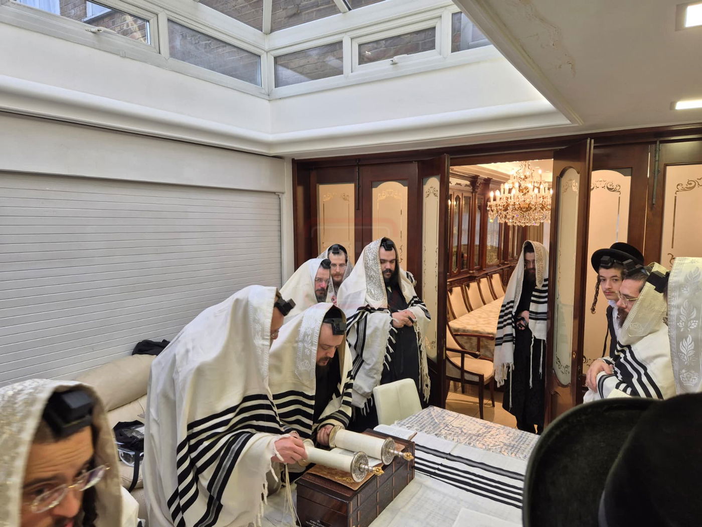 האדמו"ר מסאדיגורה בתפילת שחרית בלונדון 