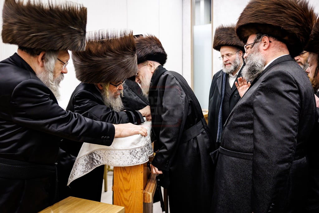 האדמו"ר מסאטמר בברכת הבנים