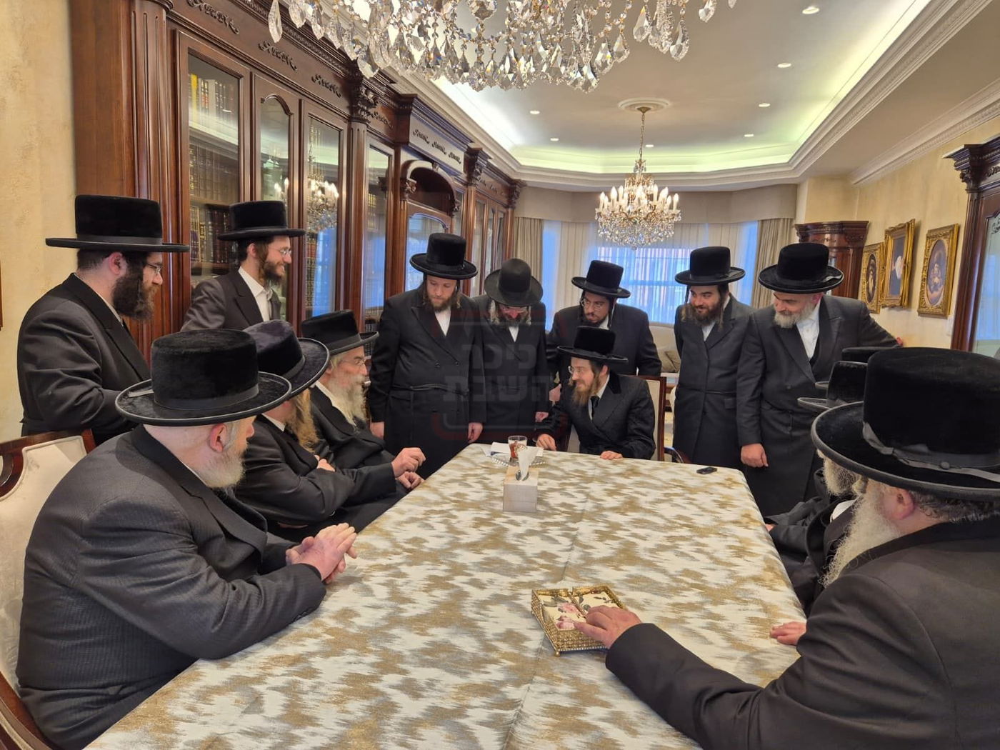 משלחת קהילות בעלזא אצל האדמו"ר מסאדיגורה בלונדון 