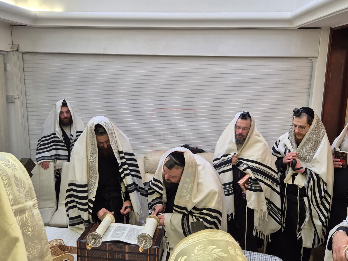 האדמו"ר מסאדיגורה בתפילת שחרית בלונדון 