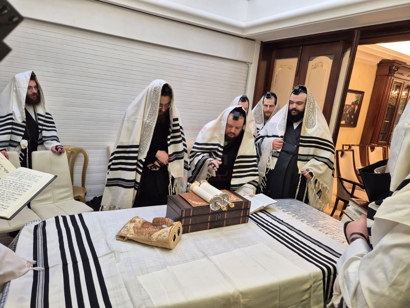 האדמו"ר מסאדיגורה בתפילת שחרית בלונדון 