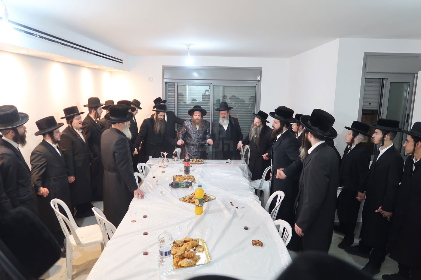 קביעת מזוזות לישיבת נועם ישראל מיאלען