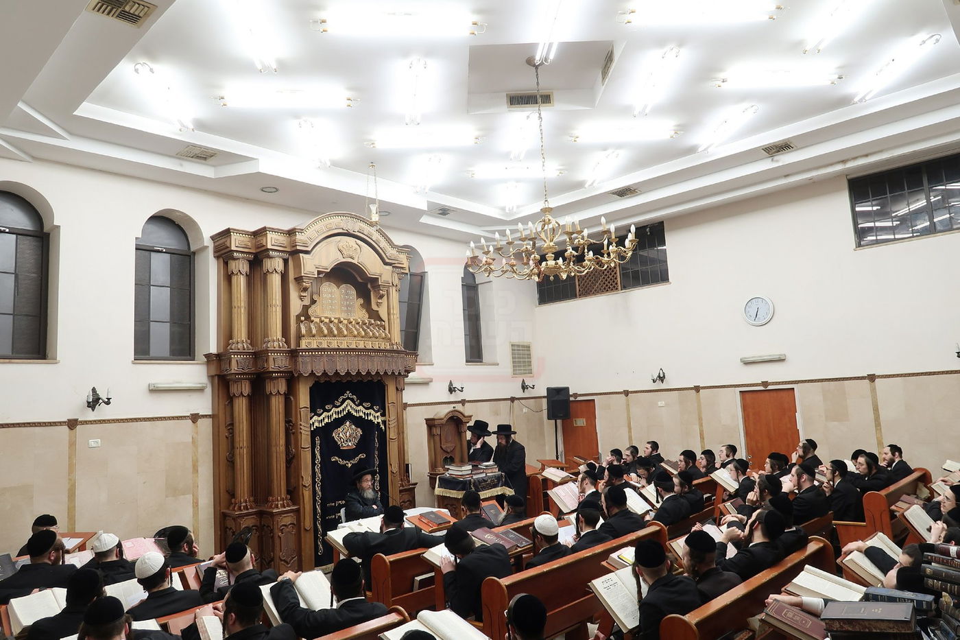 האדמו"ר מקרעטשניף סיגעט בשיחה בישיבת 'חכמת התורה'