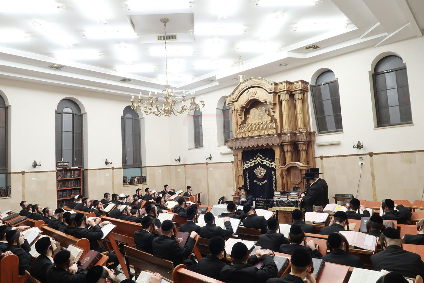 האדמו"ר מקרעטשניף סיגעט בשיחה בישיבת 'חכמת התורה'