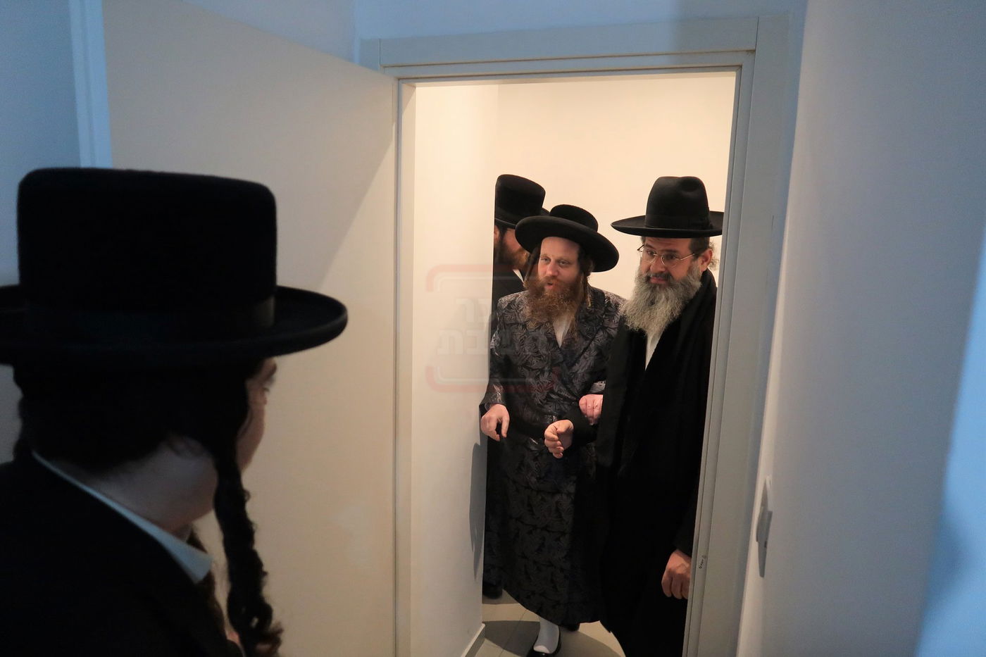 קביעת מזוזות לישיבת נועם ישראל מיאלען