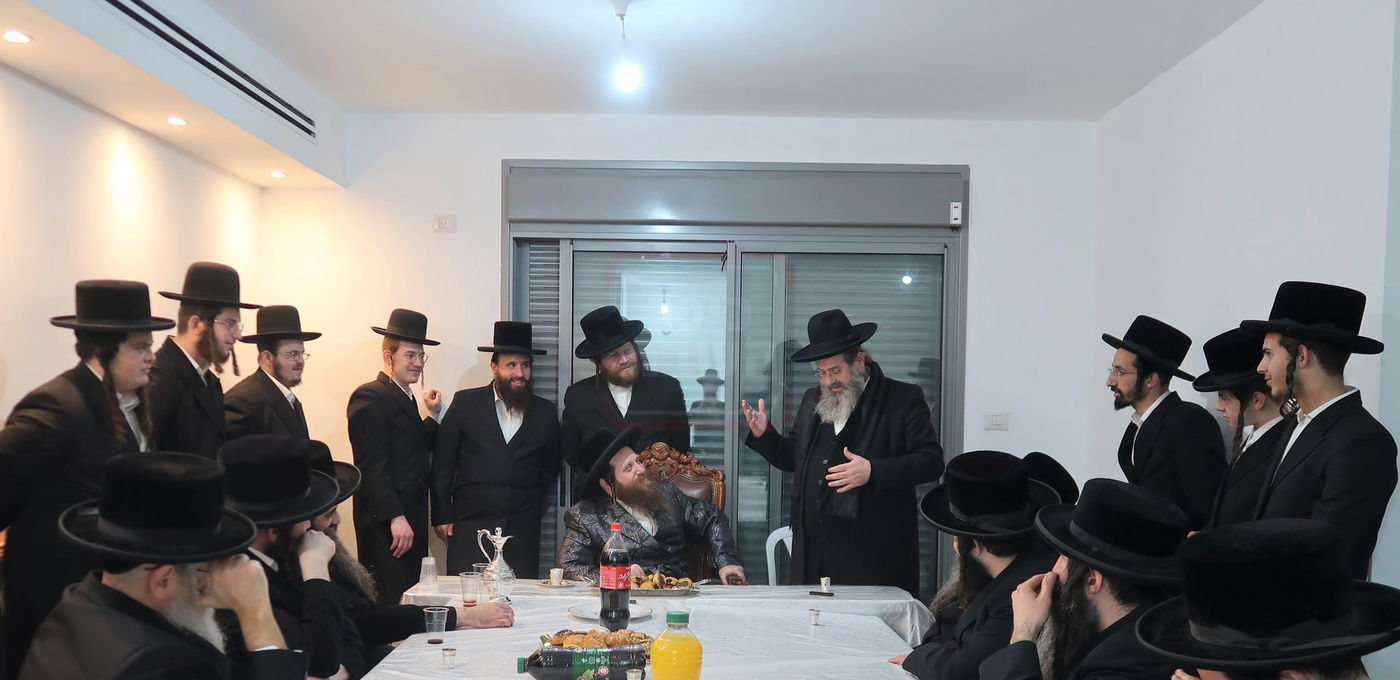 קביעת מזוזות לישיבת נועם ישראל מיאלען