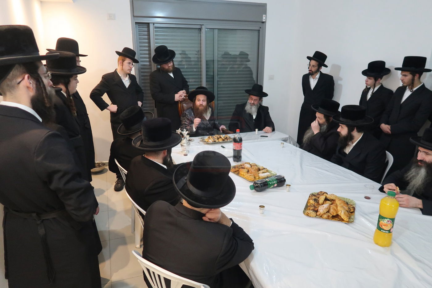 קביעת מזוזות לישיבת נועם ישראל מיאלען